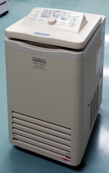Compact cooling centrifuge