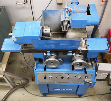 Cylindrical grinding machine
